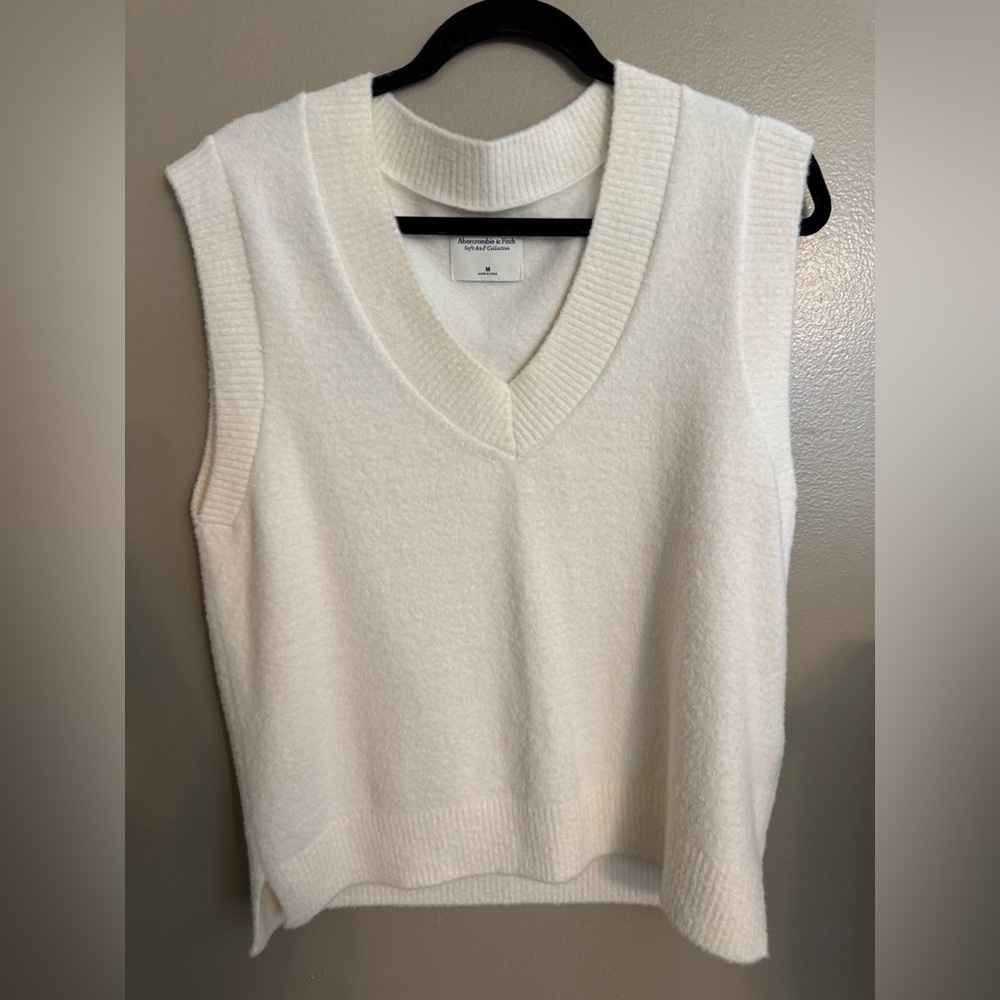 Women's Cream V-Neck Sleeveless‎ Sweater Vest - Picture 3 of 4